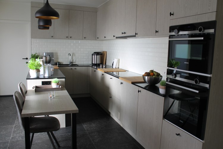 Hoekkeuken met op maat gemaakte kasten